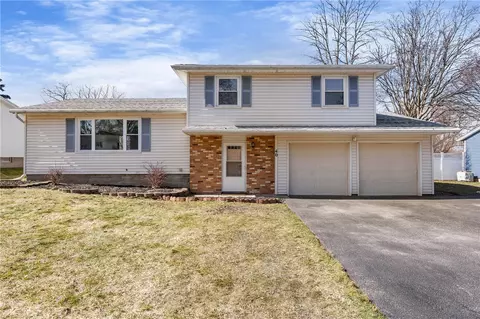 40 Tradewind Dr, Irondequoit, NY 14617