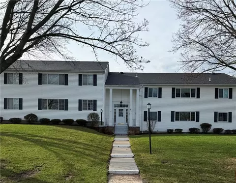 26 Colonial Pkwy #H, Pittsford, NY 14534