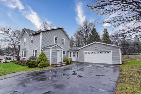 27 Richmond Ave, Bergen, NY 14416