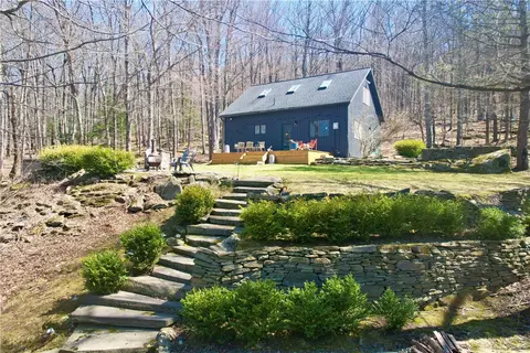 410 Roaring Brook Ln, Middletown, NY 12406