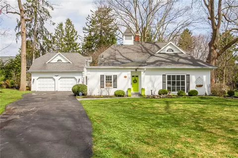 1 Stonegate Ln, Pittsford, NY 14534