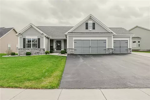 289 Avery Park Ln, Greece, NY 14612