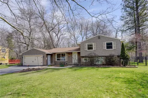 40 Smallwood Dr, Perinton, NY 14534