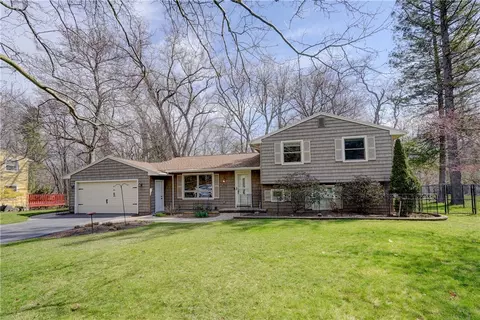 40 Smallwood Dr, Perinton, NY 14534
