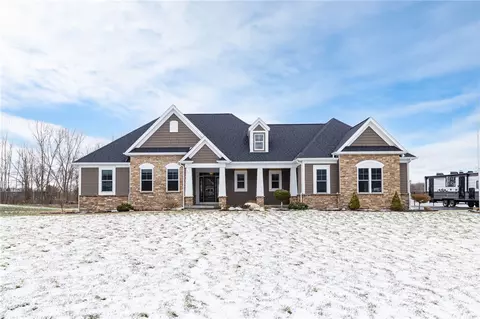 97 Kingsford Ln, Ogden, NY 14559