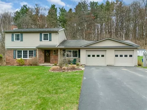 9 Country Corner Ln, Perinton, NY 14450