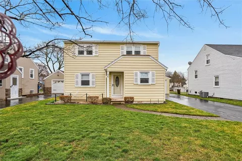 89 Haddon Rd, Greece, NY 14626