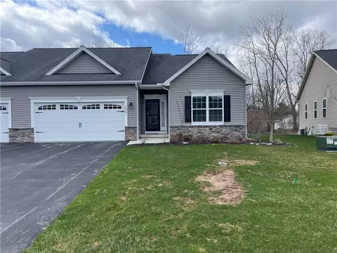43 Spotts Cir, Riga, NY 14428