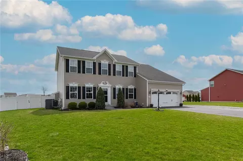 1609 Clovertrail Dr, Farmington, NY 14425