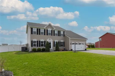 1609 Clovertrail Dr, Farmington, NY 14425