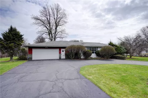2 Roby Dr, Rochester, NY 14618