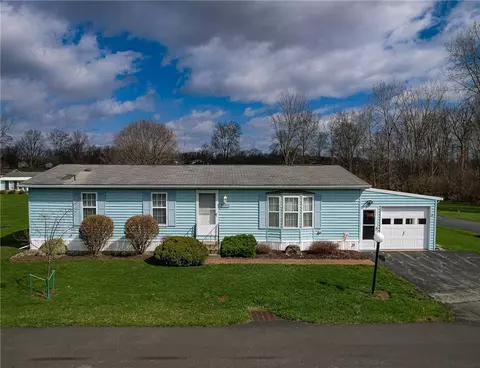 92 Woodside Dr, Bergen, NY 14416
