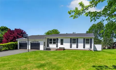 251 Farmview Dr, Macedon, NY 14502