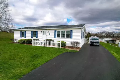 8 Hilltop Dr, Bergen, NY 14416