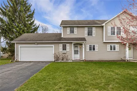 15 Hampton Ln, Perinton, NY 14450