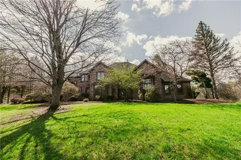 27 Fall Meadow Dr, Pittsford, NY 14534