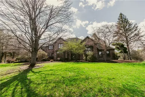 27 Fall Meadow Dr, Pittsford, NY 14534