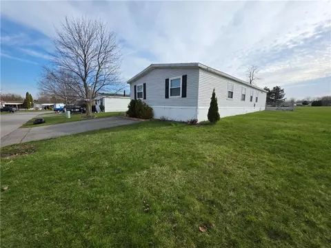 128 Trinity Drive Dr, Holley, NY 14470