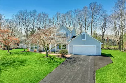 27 Edenfield Rd, Penfield, NY 14526