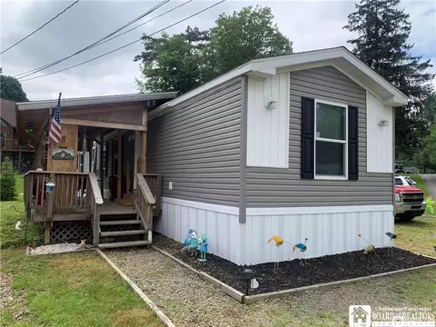 8 Lawndale Rd, Mayville, NY 14757