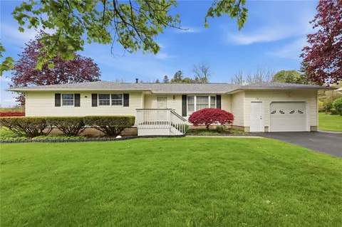 10 Fox Chapel Rd, Henrietta, NY 14467