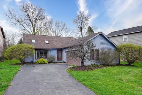 8 Fieldstone Ln, West Henrietta, NY 14586