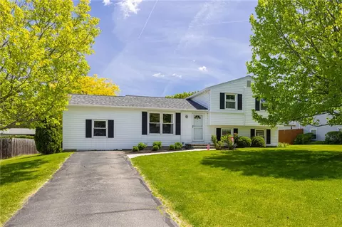 1739 Birchwood Dr, Farmington, NY 14425