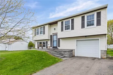 5765 Clover Meadow Ln, Farmington, NY 14425