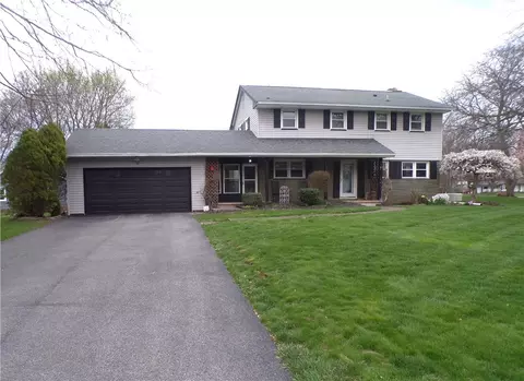 11 Lynnwood Dr, Brockport, NY 14420