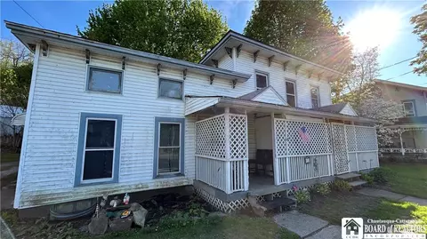 3 Lodi St, Hanover, NY 14062