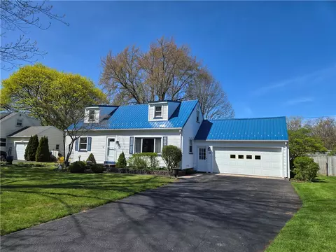38 Shadmore Dr, Greece, NY 14626