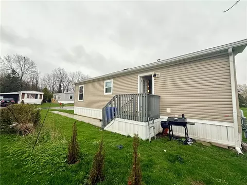 109 E Canyon Dr, Hamburg, NY 14075