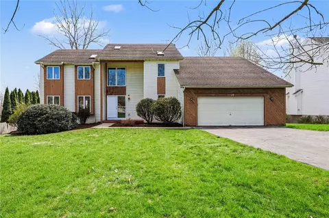 19 Royal Birkdale Ct, Perinton, NY 14526