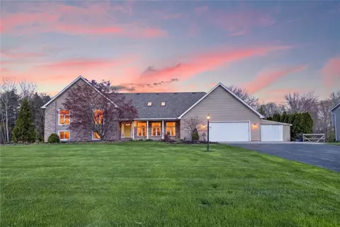 7 Winding Country Ln, Parma, NY 14559