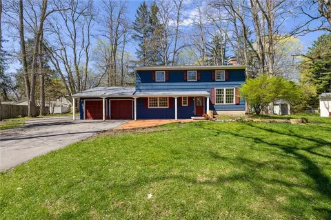 19 Laureldale Dr, Pittsford, NY 14534
