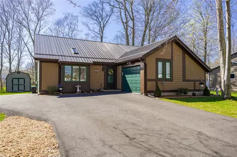 7 Pickett Ln, Parma, NY 14468