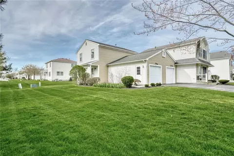 291 Deerhurst Ln, Webster, NY 14580