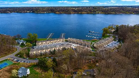 261 Bay Village Dr, Irondequoit, NY 14609