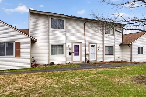 93 Windsorshire Dr, Ogden, NY 14624