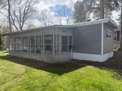 13 Starwood Dr, Rochester, NY 14625