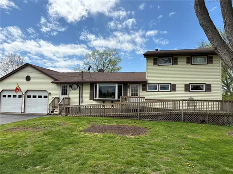 51 Palmer Rd, Riga, NY 14428