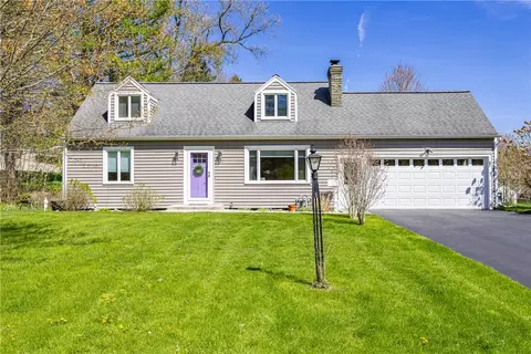 141 Highledge Dr, Penfield, NY 14526