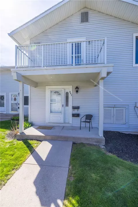 647 Eastbrooke Ln, Rochester, NY 14618