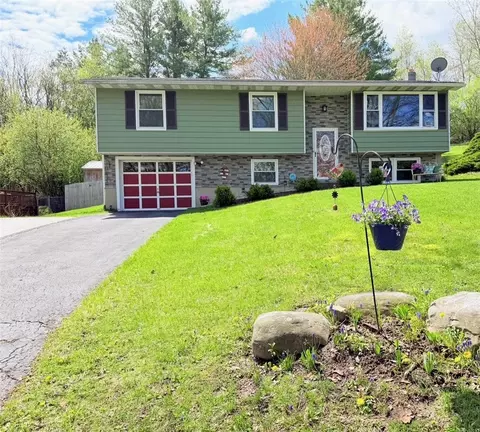 8 Briggs Dr, Auburn, NY 13021