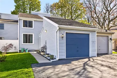 9 Brimsdown Cir, Perinton, NY 14450