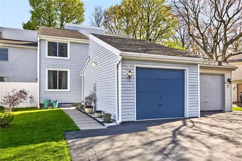 9 Brimsdown Cir, Perinton, NY 14450