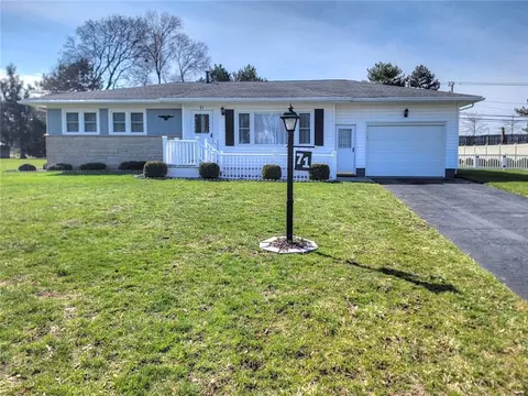 71 Fox Meadow Rd, Greece, NY 14626