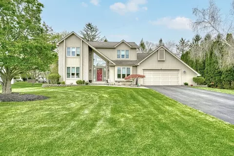 15 Corral Dr, Penfield, NY 14526