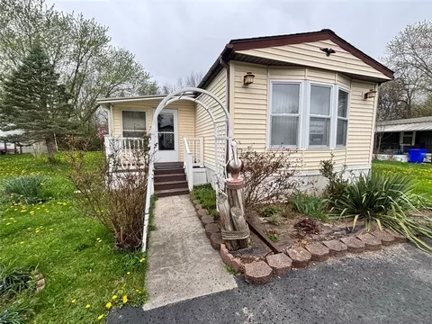 213 Crabapple Dr, Canandaigua, NY 14424
