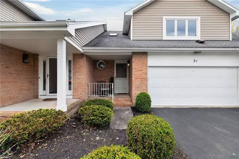 21 Waterford Cir, Rochester, NY 14618